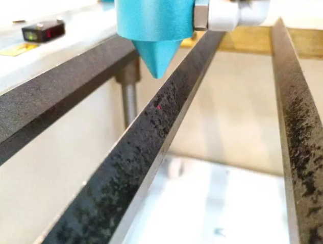 Klingen-Laser-Arbeitstisch