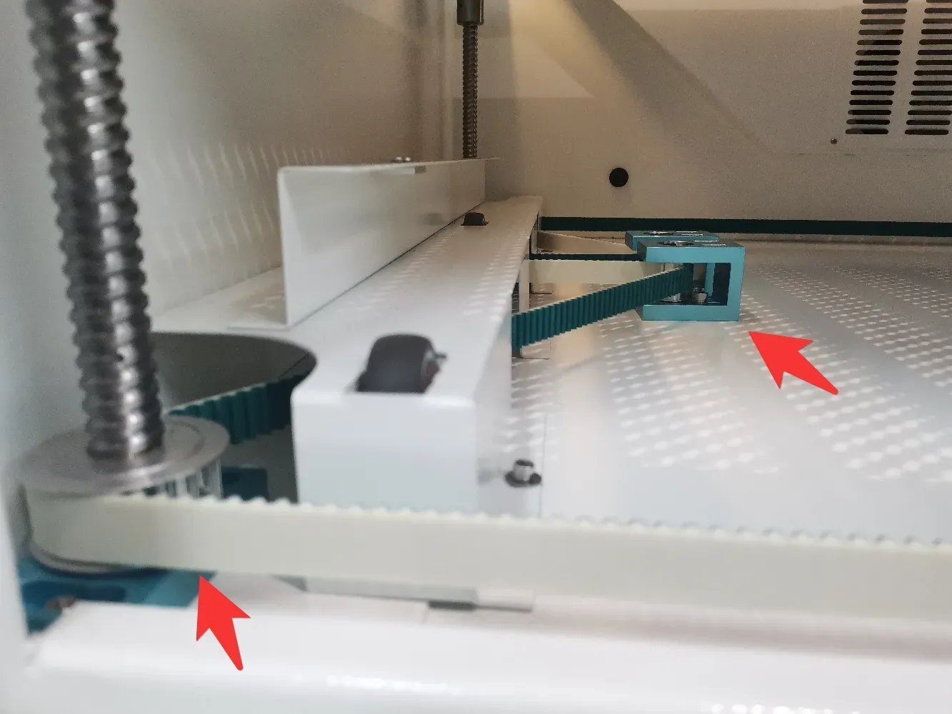 Ein Bild von einem synchronen Gurts ystem in einer Desktop-Laser-Maschine