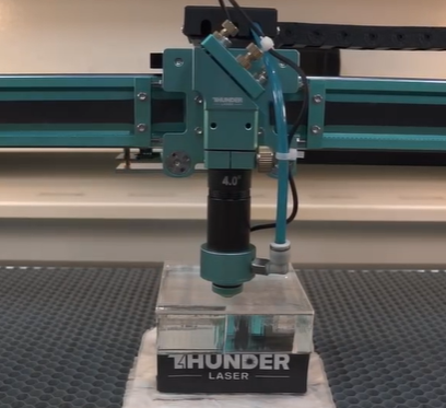 Eine Thunder Laser Nova Plus Maschine, die im CW-Modus arbeitet.