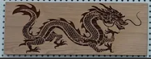 Tief gravierte Drache auf Kirsch holz.