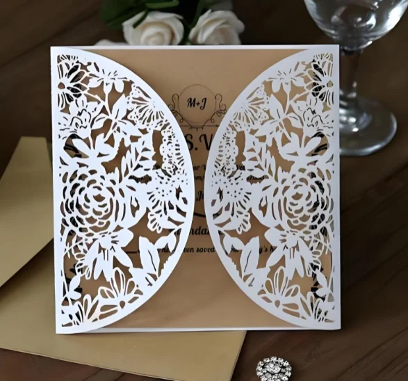 Laser gravieren und schneiden Kraft papier. webp