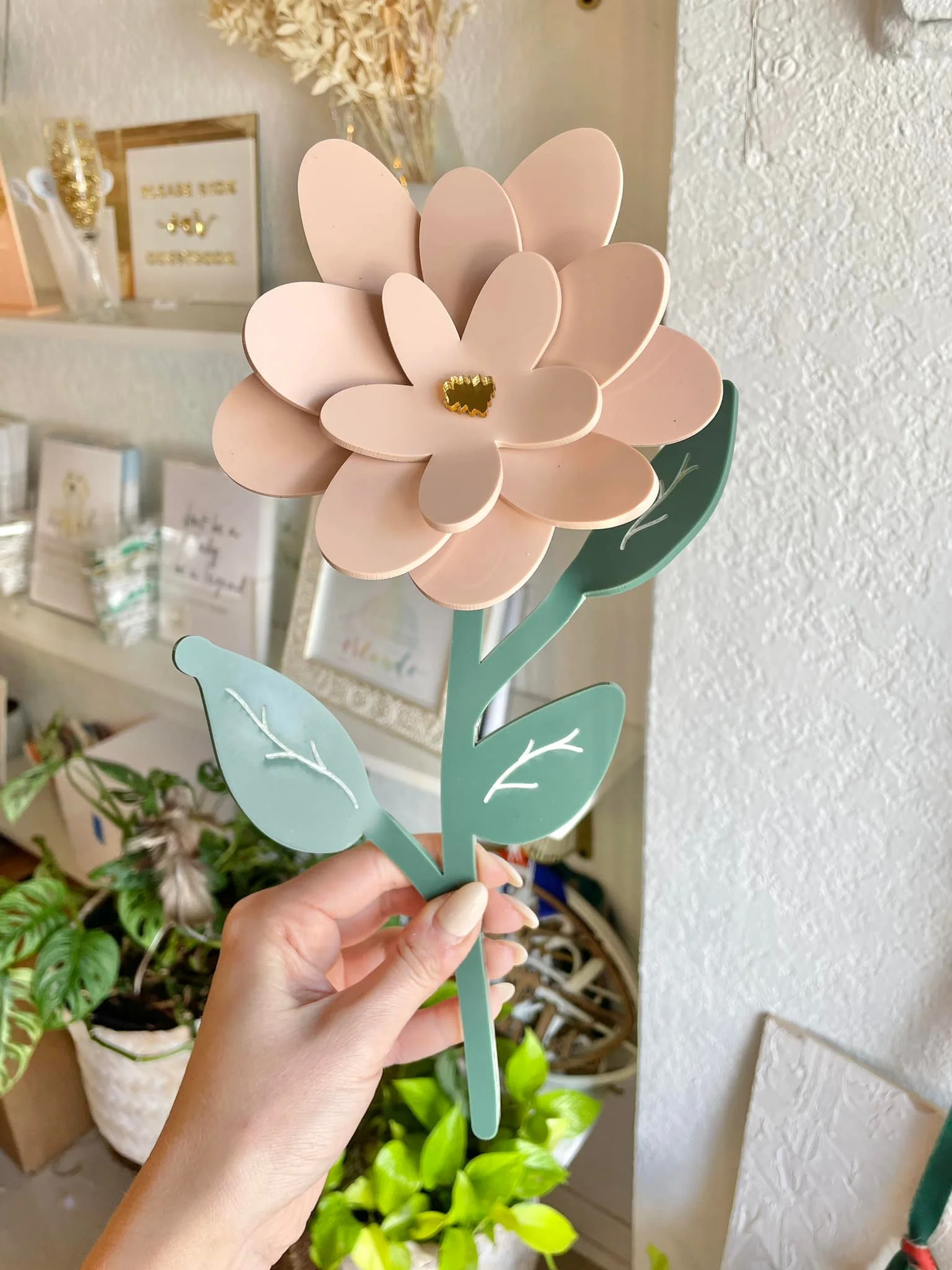 1780043176273480.webp Ein Bild einer Blume, die durch Lasers ch neiden von Acryl. webp