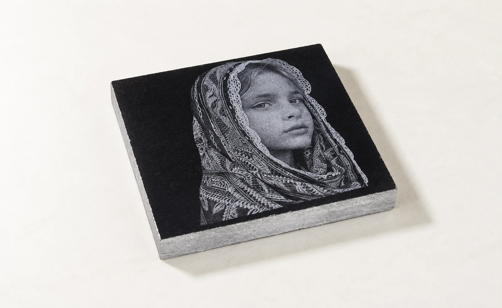Laser gravierte Mädchen bild auf Marmor mit CO₂-Laser.