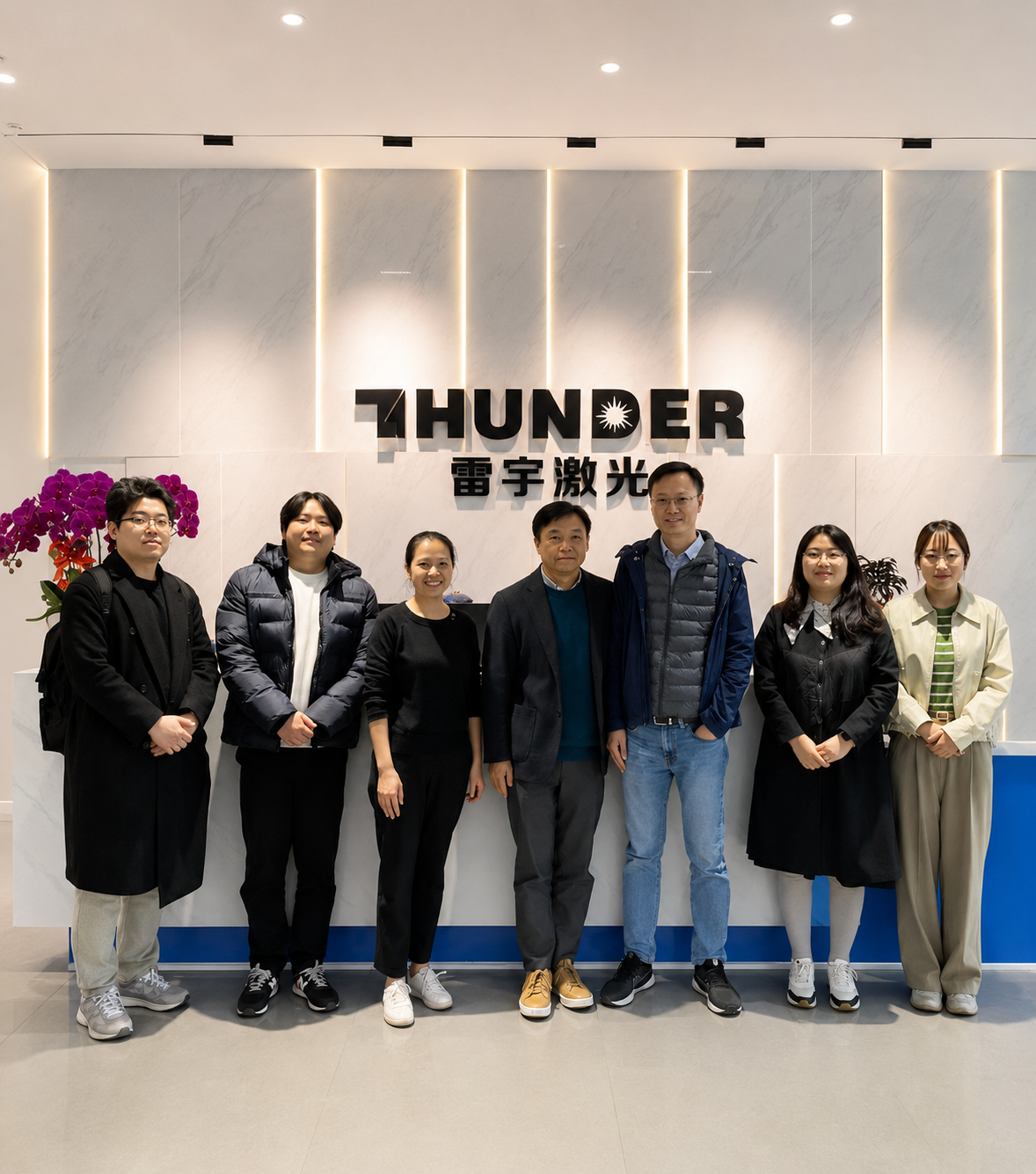 Korea Agent Choi besucht Donner laser, um über Thunder Bolt zu diskutieren